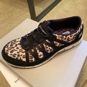 Slip on Skechers tennies Size 7